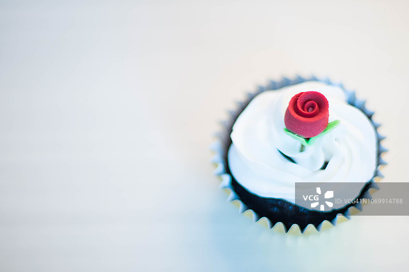 顶部玫瑰糖霜巧克力杯子蛋糕图片素材