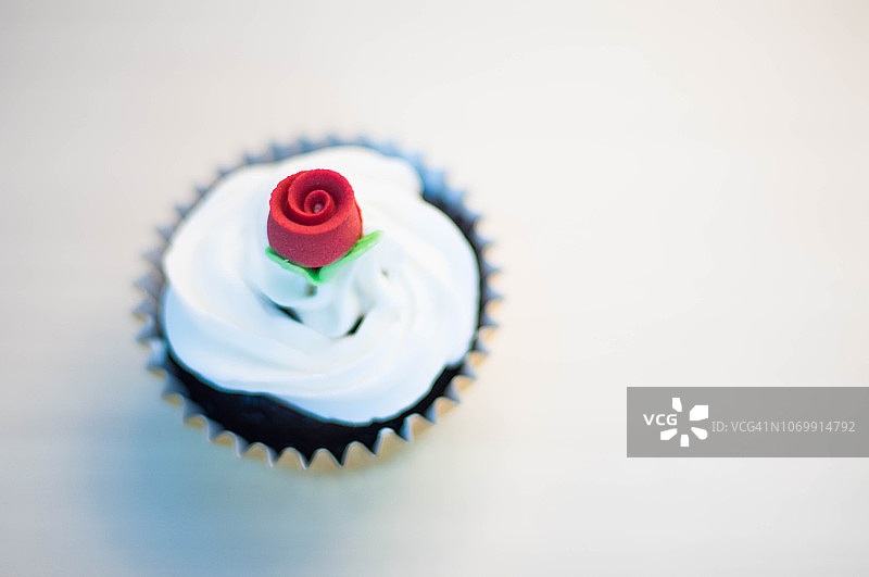 顶部玫瑰糖霜巧克力杯子蛋糕图片素材