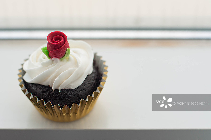 顶部玫瑰糖霜巧克力杯子蛋糕图片素材