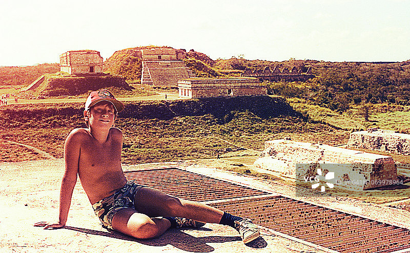 参观墨西哥玛雅遗址的复古男孩图片素材