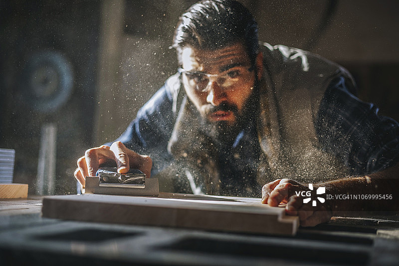 砂光机工作中图片素材