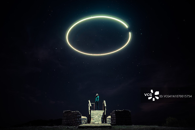 光圈与女人图片素材