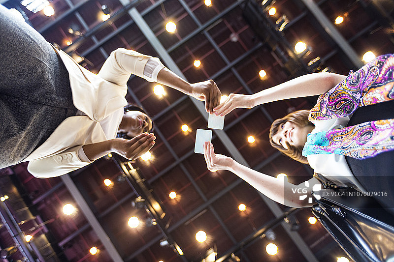 女商务高管交换名片图片素材