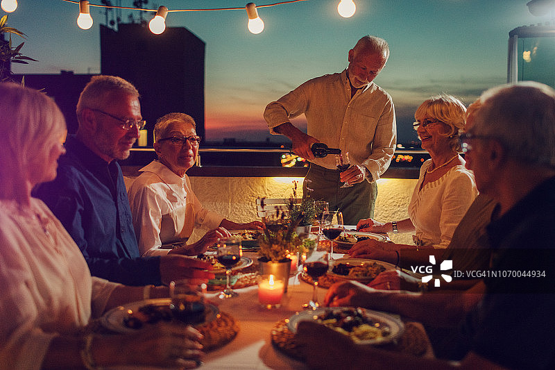 老年人在屋顶上用餐图片素材