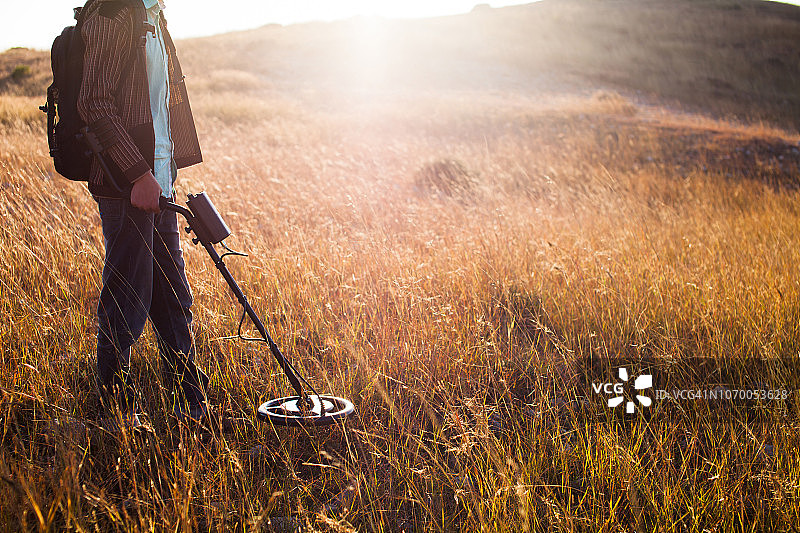 男人金属探测器寻金图片素材