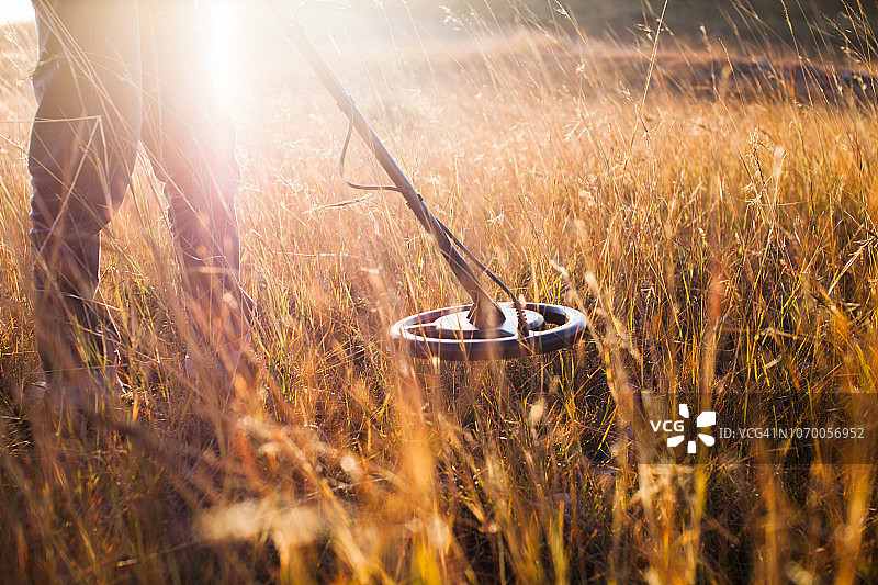 使用金属探测器寻找金属图片素材