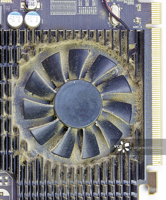 覆盖着厚厚灰尘的显卡图片素材