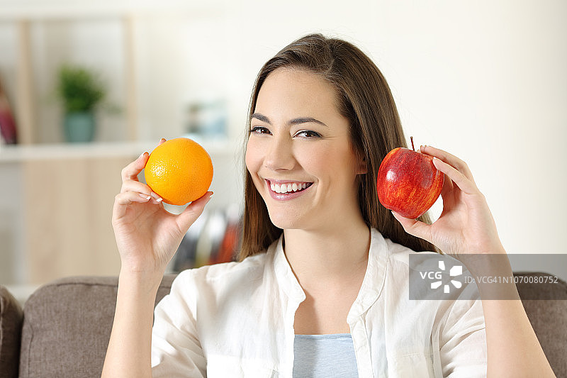 展示苹果和橘子的女孩图片素材