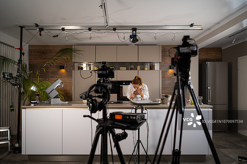 电视节目：厨房里女厨师准备饼干图片素材