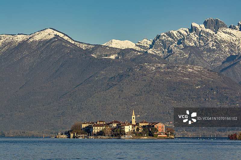 马焦雷湖的佩斯卡托雷岛远景，意大利北部图片素材