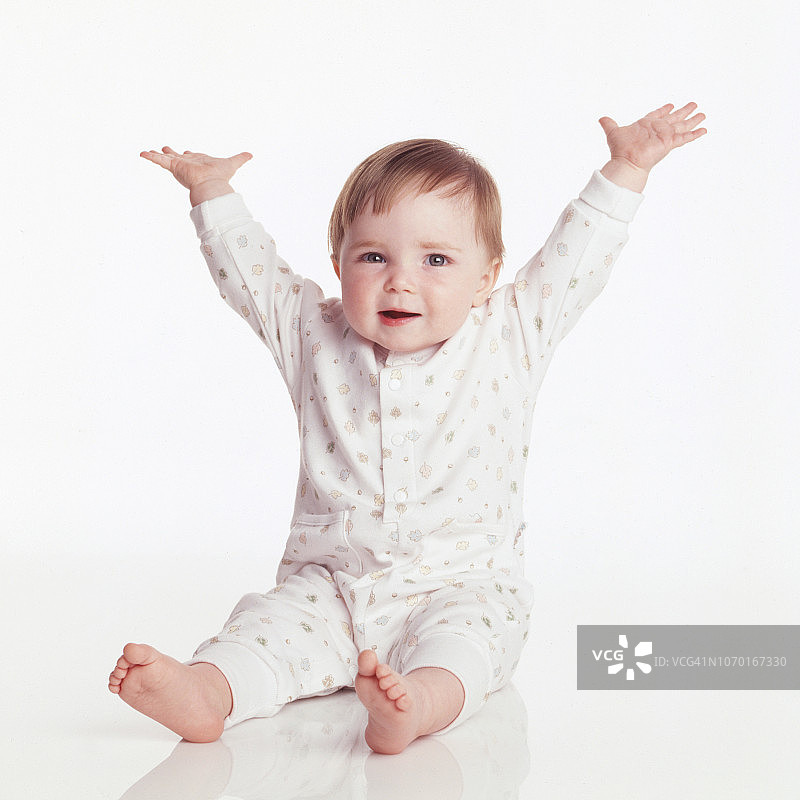 举起双手的宝宝图片素材
