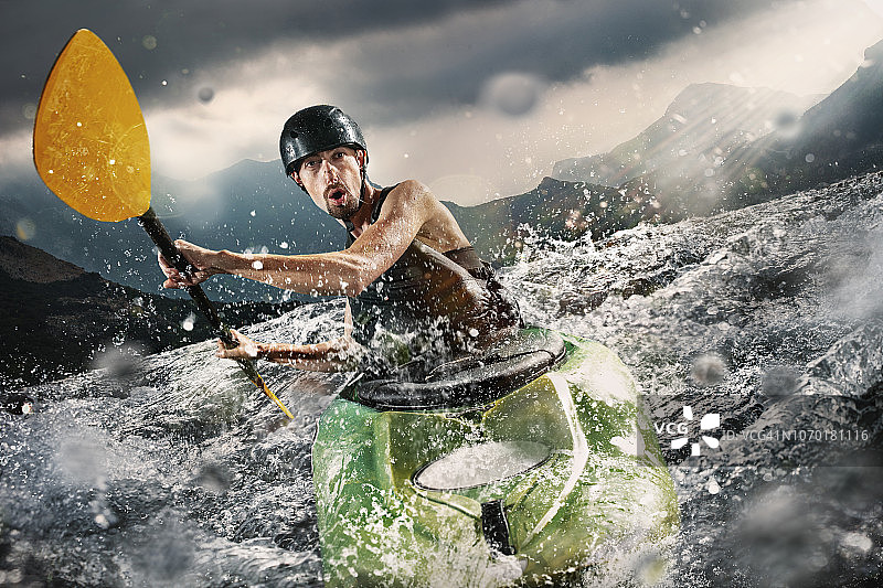 山间激流皮划艇图片素材