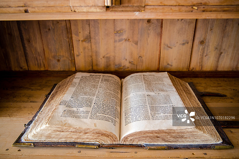 在挪威林萨克展示的古董书籍图片素材