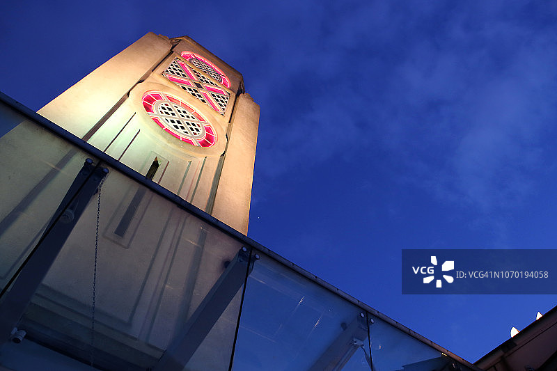 泰晤士河南岸的OXO塔仰视视角图片素材