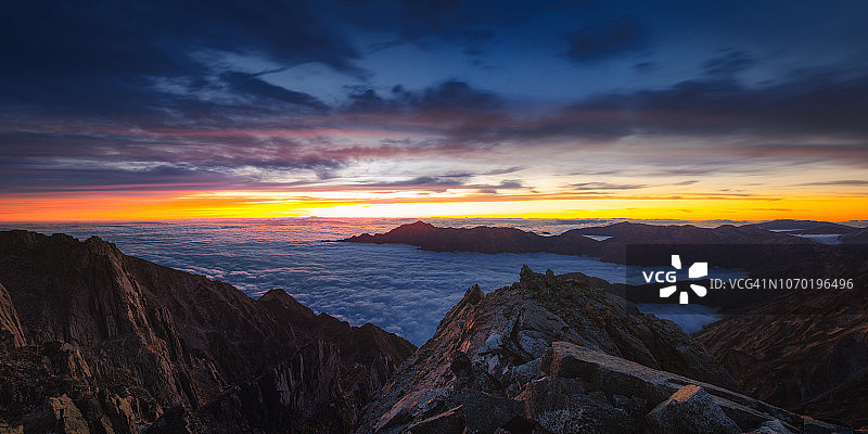 日本石山多云山谷上方的壮丽日落图片素材