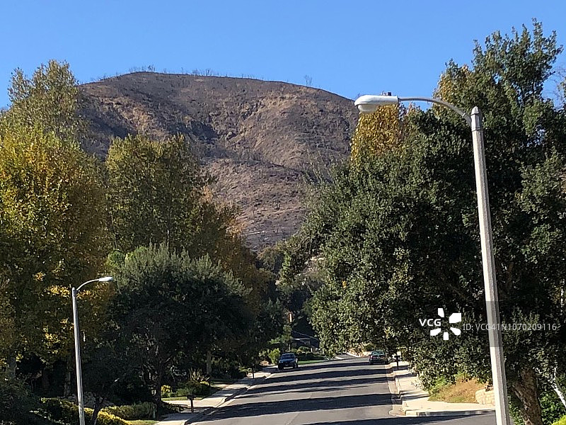 2018年火灾后美国加州阿古拉山烧毁的山丘图片素材