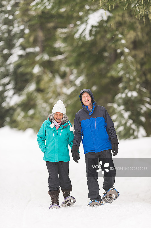 年长夫妇在森林里穿雪鞋图片素材