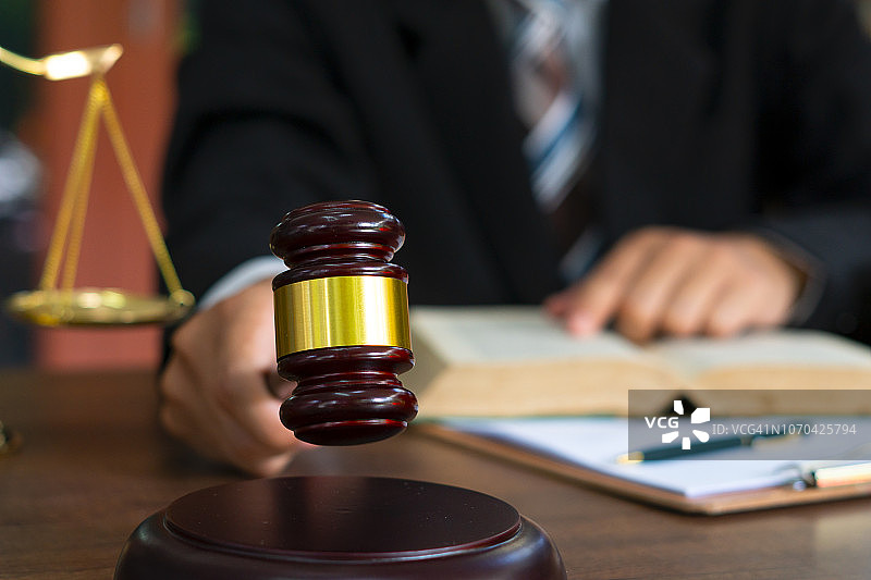 法官在桌上用法槌。律师、法庭法官、法庭和正义概念。图片素材