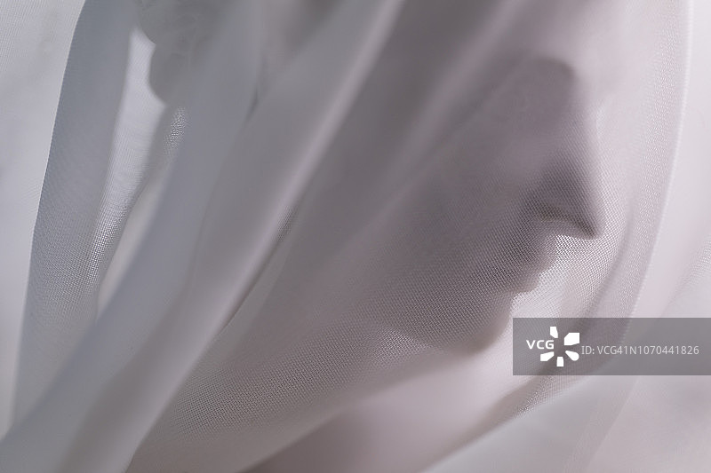 被白色织物覆盖的面部图片素材