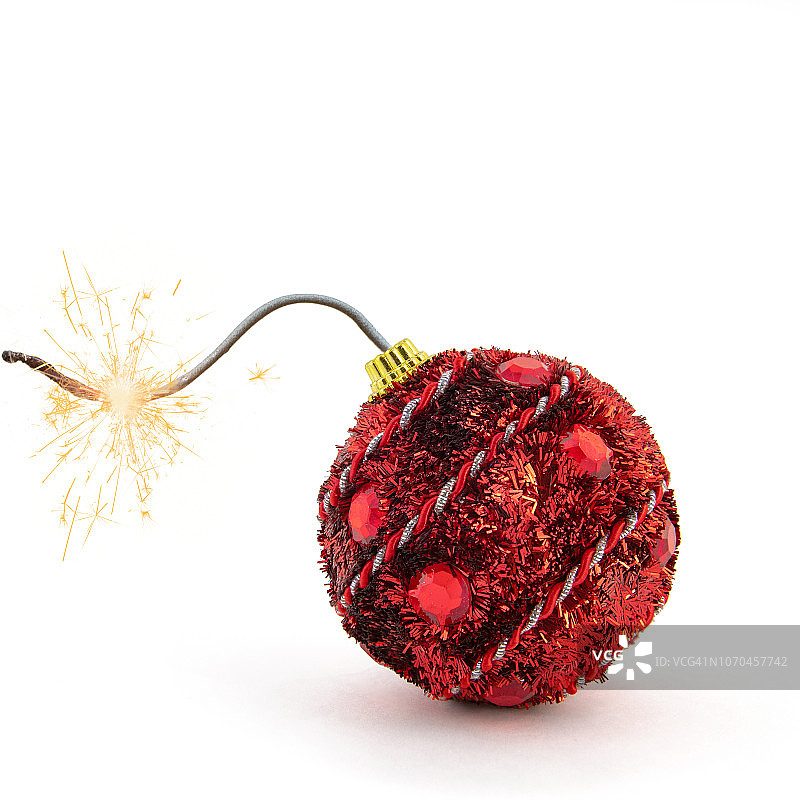 圣诞树装饰：红色炸弹与金色闪光，白色背景上的新年概念图片素材