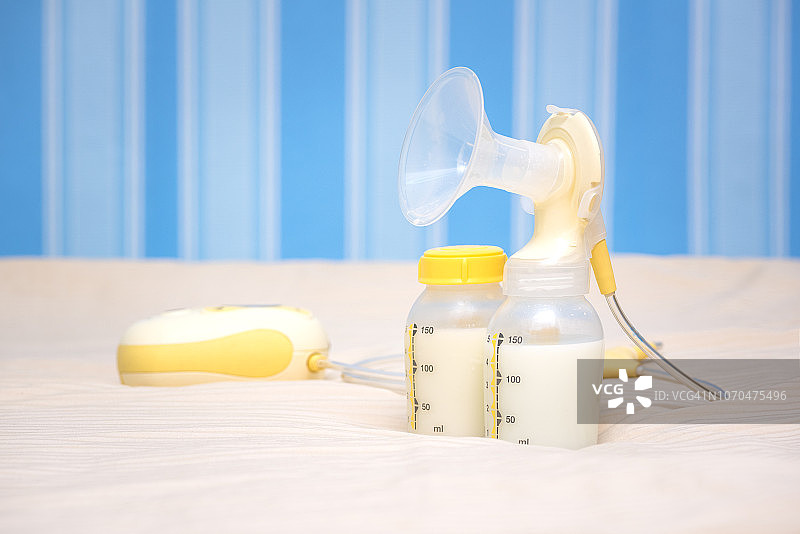 自动电动吸奶器，为新生婴儿储存母乳图片素材