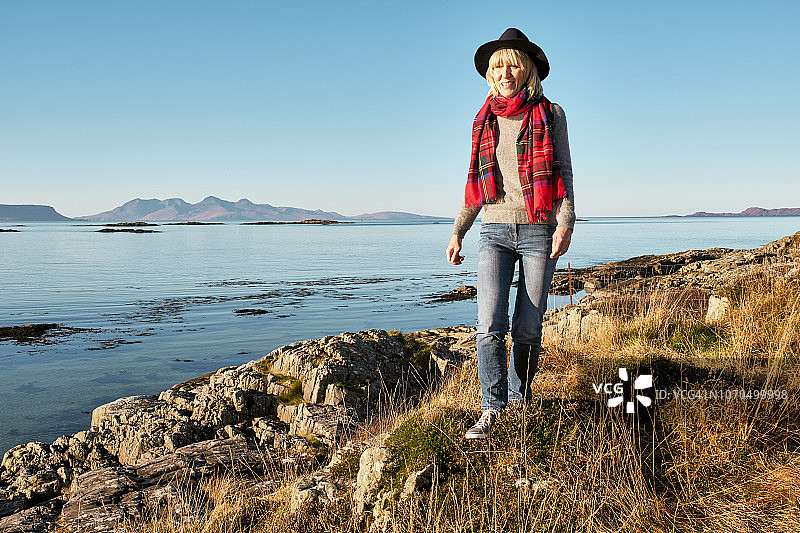老年妇女在苏格兰阿里赛格沿海散步图片素材