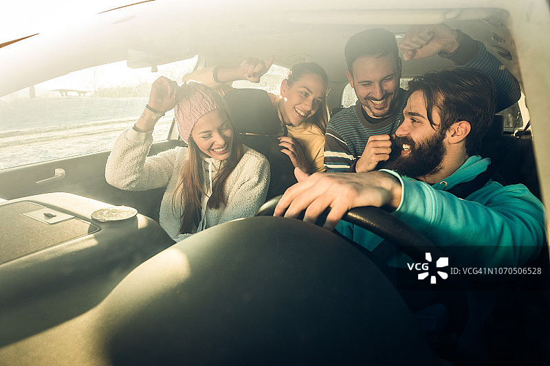 在公路旅行的车里跳舞图片素材