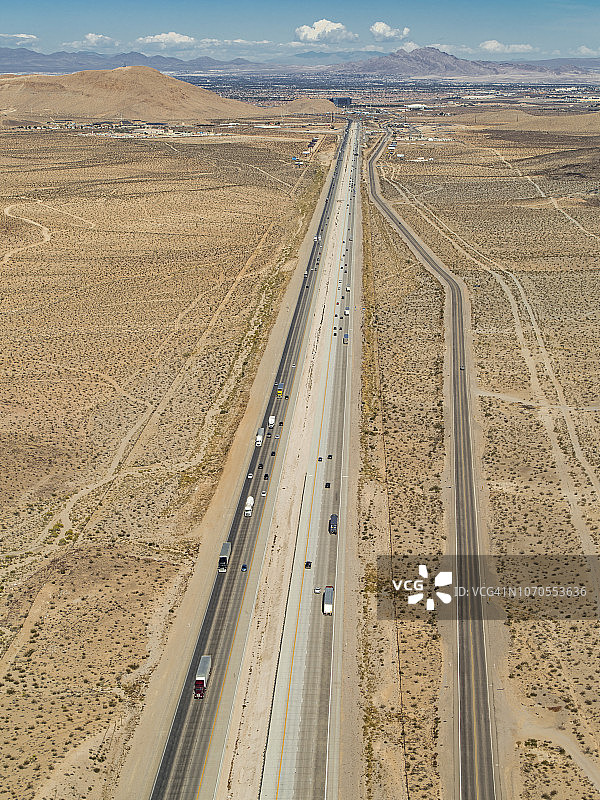 通往拉斯维加斯的公路航拍景观图片素材
