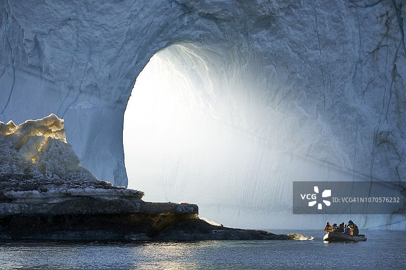 探索格陵兰岛斯科斯比松的冰山图片素材