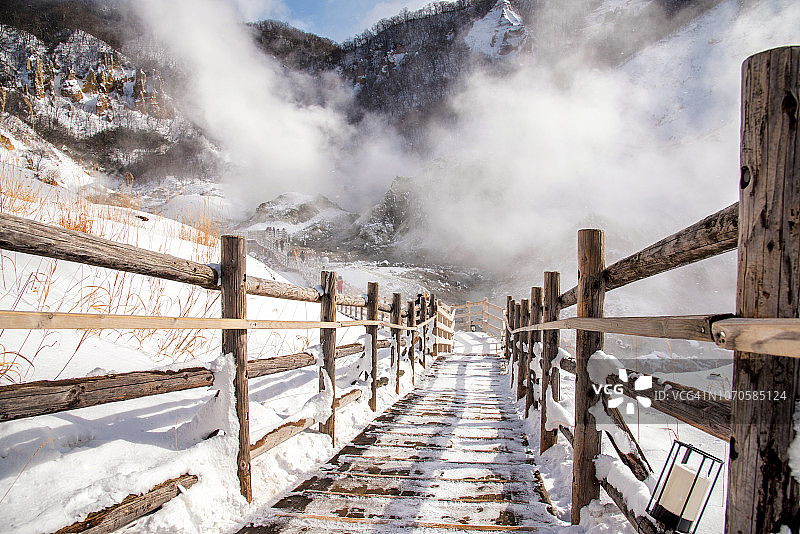 日本北海道登别温泉小镇的地狱谷，有热蒸汽喷口、含硫溪流和其他火山活动，以及温泉水图片素材