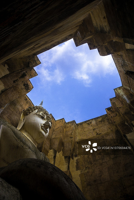 泰国素可泰历史公园西冲寺阿迦纳佛低角度视角图片素材