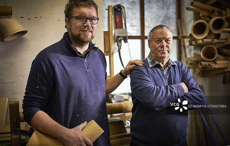 工坊里制作阿尔卑斯号角的工匠图片素材