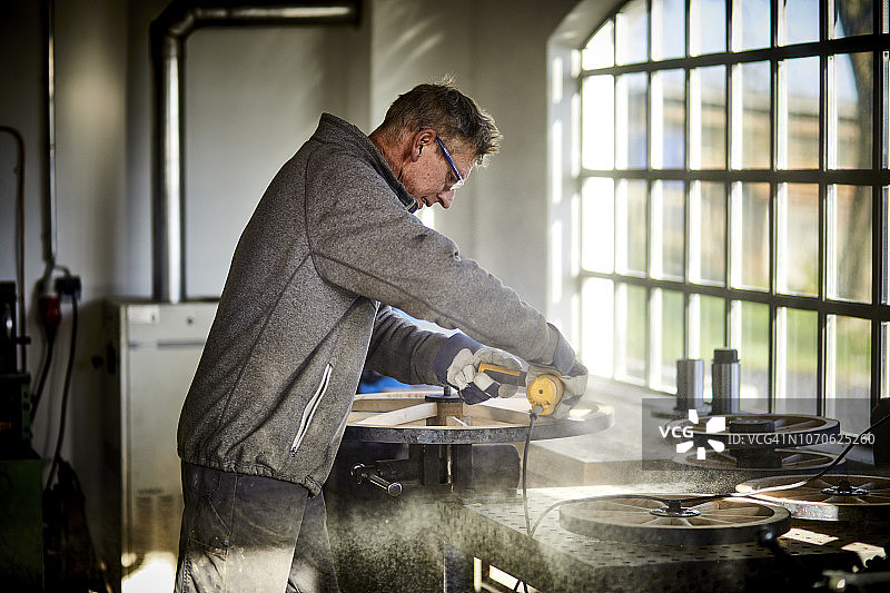 在车间里工作的工匠图片素材