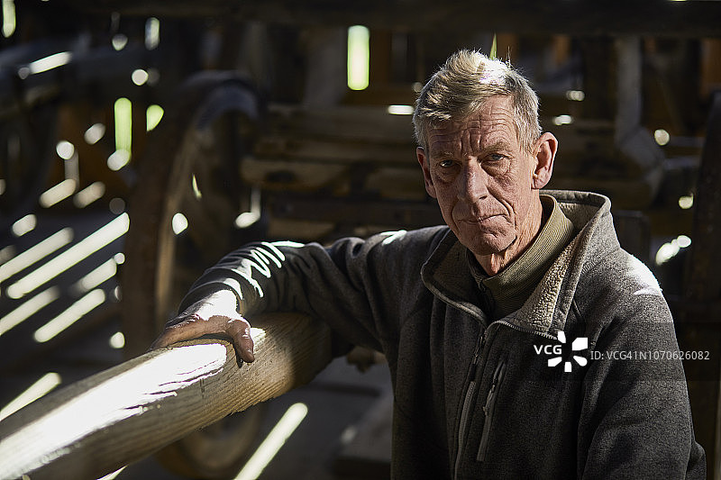 背景是马车的车匠肖像图片素材