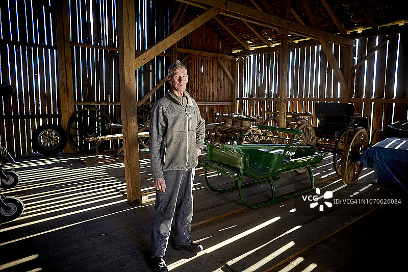 背景是马车的车匠肖像图片素材