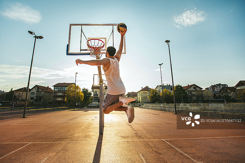 年轻的街球运动员扣篮图片素材