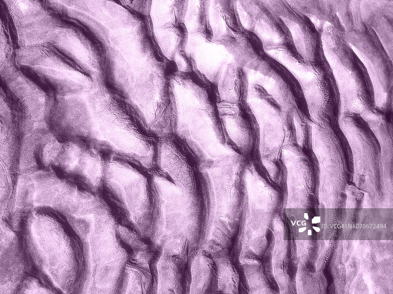 沙丘纹理的完整画面，粉色背景上风力形成的波浪图片素材