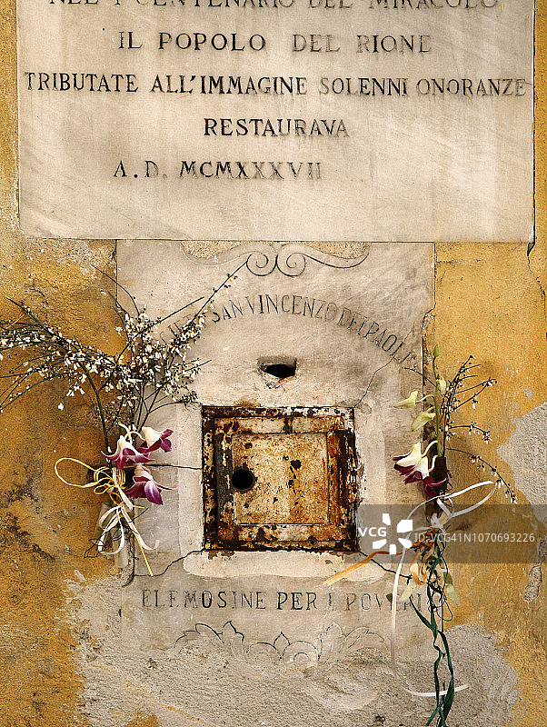 意大利比萨历史中心墙上的慈善捐款箱图片素材