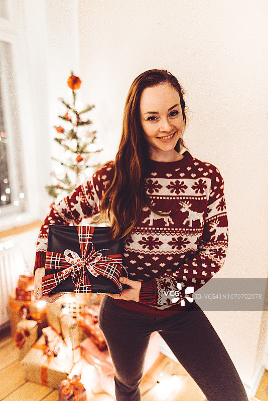 赠送圣诞礼物的性感女人图片素材