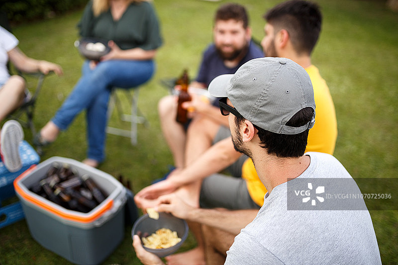 一群人在参加尾门派对并喝啤酒图片素材