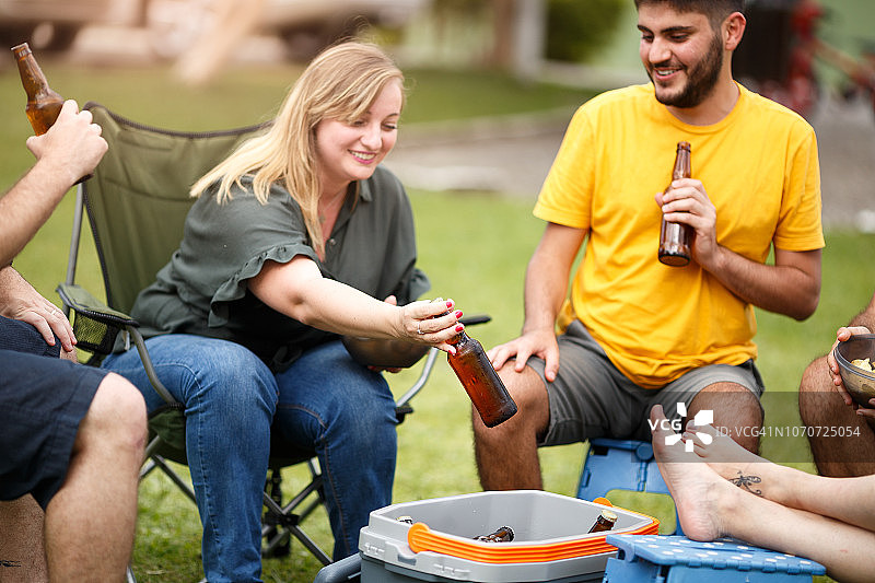 一群人在参加尾门派对并喝啤酒图片素材