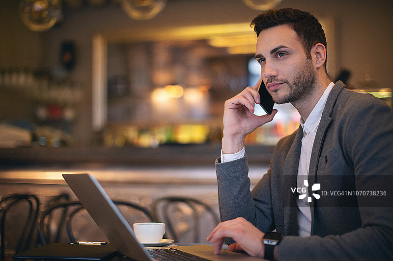 在咖啡吧使用电脑的年轻商人图片素材