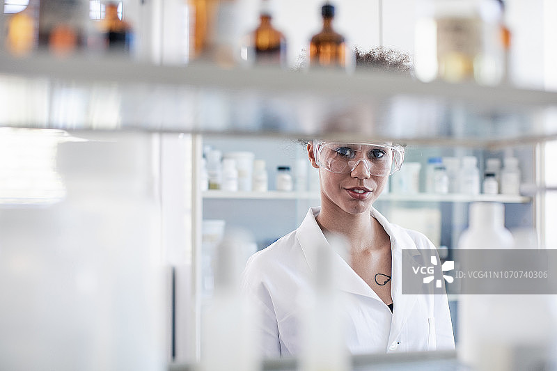 在实验室工作的科学家图片素材