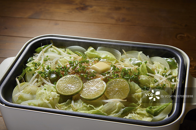 清蒸三文鱼和蔬菜图片素材