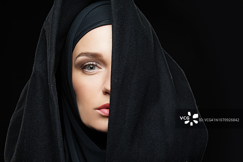 戴着头巾的美丽穆斯林女人图片素材