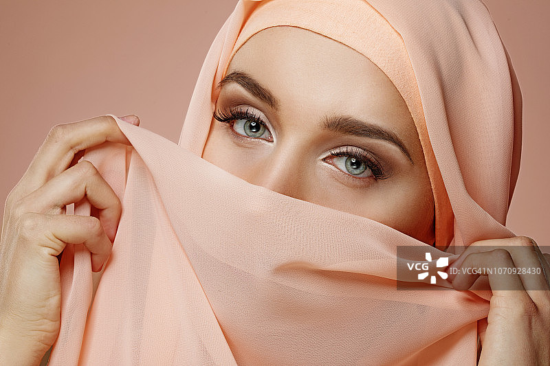 戴着头巾的美丽穆斯林女人图片素材