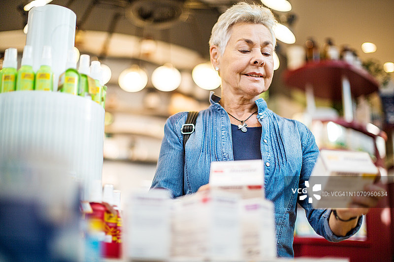 在药店购买药品的年长女士图片素材