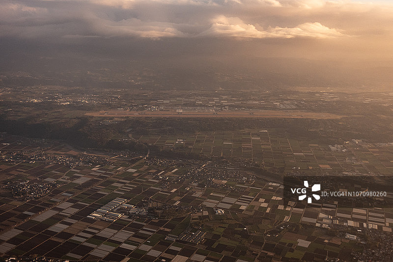 日落时分从飞机上俯瞰日本阿苏熊本机场图片素材