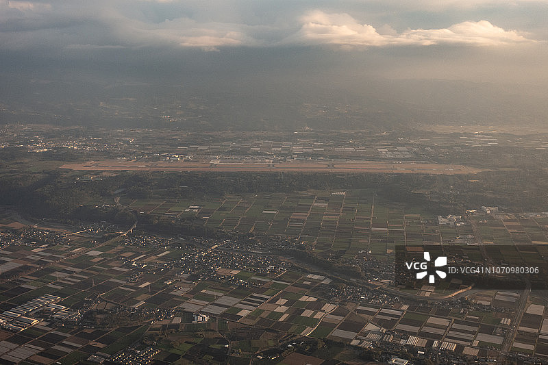 日落时分从飞机上俯瞰日本阿苏熊本机场图片素材