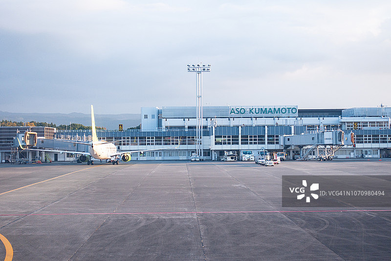 日落时分从飞机上俯瞰日本阿苏熊本机场图片素材